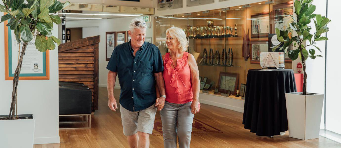 mooloolaba-surf-club-couple-walking-through-reception