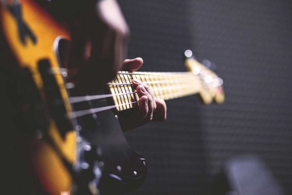 mooloolaba-surf-club-entertainment-guitar