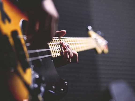 mooloolaba-surf-club-entertainment-guitar