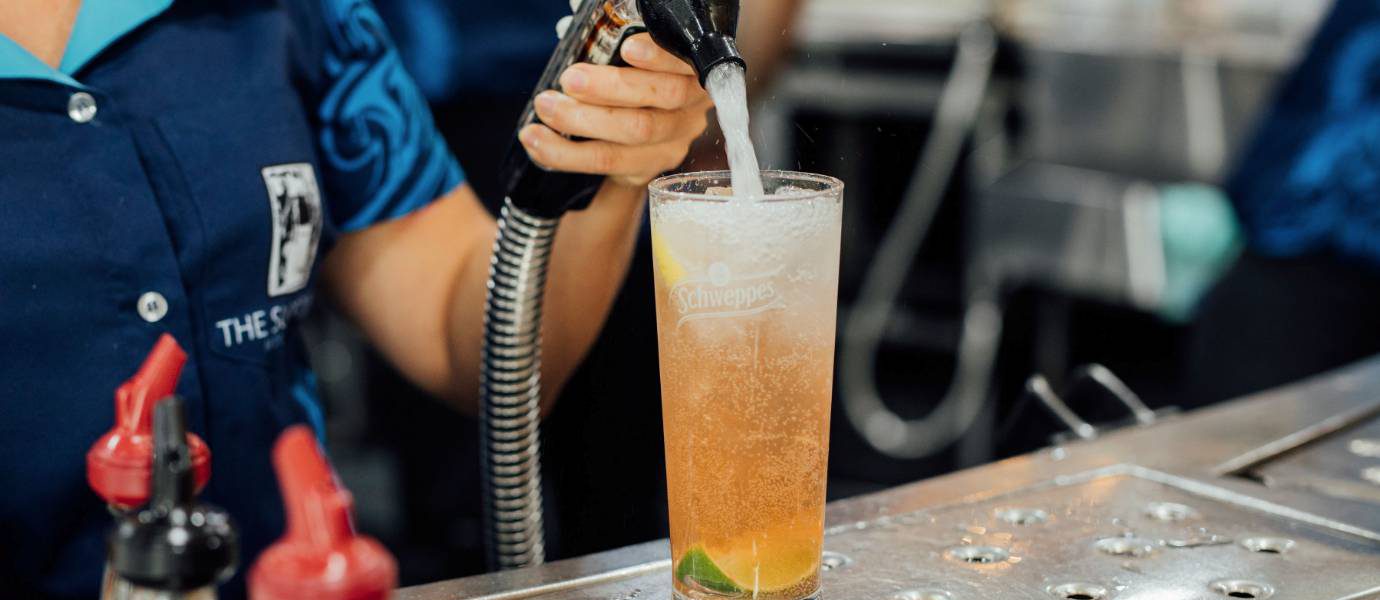 mooloolaba-surf-club-filling-glass-with-soft-drink