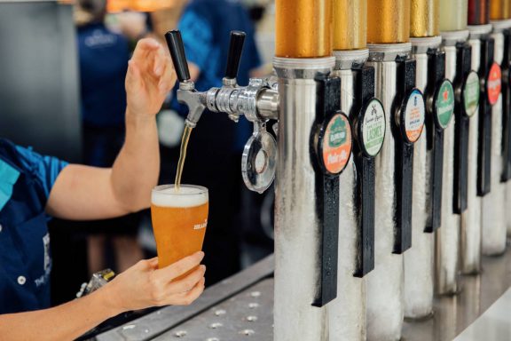 mooloolaba-surf-club-pouring-beer-from-taps-at-bar