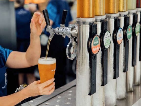 mooloolaba-surf-club-pouring-beer-from-taps-at-bar