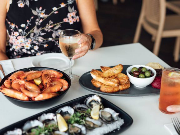 mooloolaba-surf-club-prawns-oysters-drinks-in-restaurant