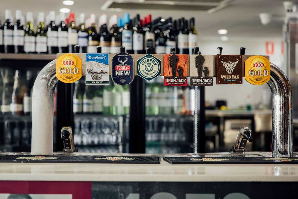 mooloolaba-surf-club-beer-taps-at-bar-02