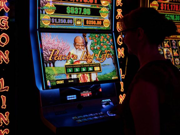 mooloolaba-surf-club-gaming-lounge-woman-playing-poker-machine