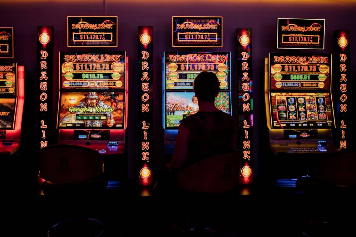 mooloolaba-surf-club-row-of-poker-machines