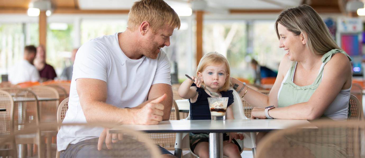 mooloolaba-surf-club-young-family-eating-dessert