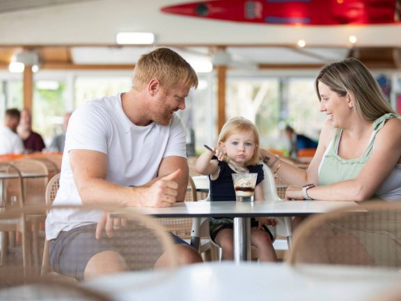 mooloolaba-surf-club-young-family-eating-dessert