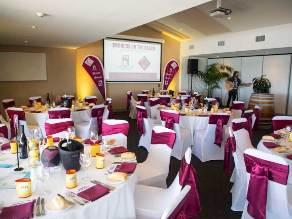 surf-club-mooloolaba-special-event-broncos-on-the-beach-tables-settings